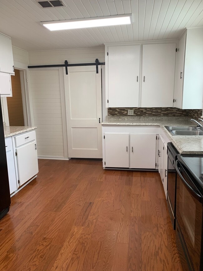 Building Photo - Charming 3 Bedroom Home with Rustic Farmho...