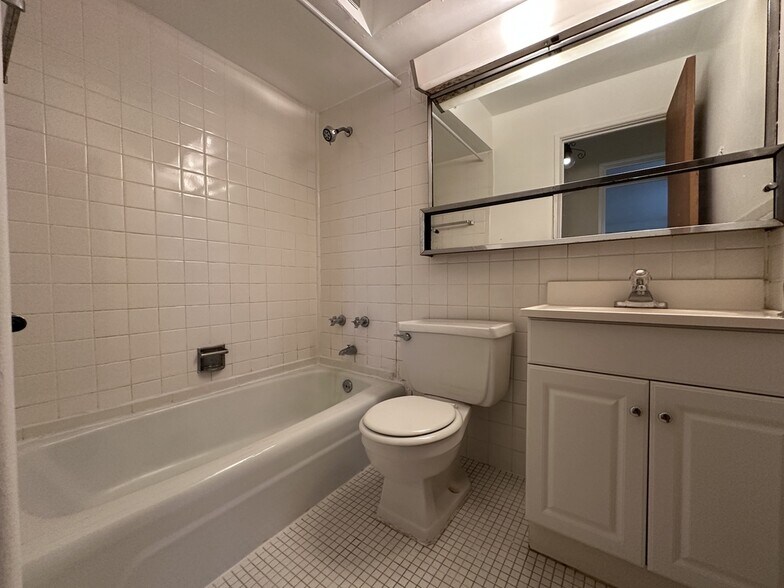 Building Photo - 665 W Wrightwood Ave