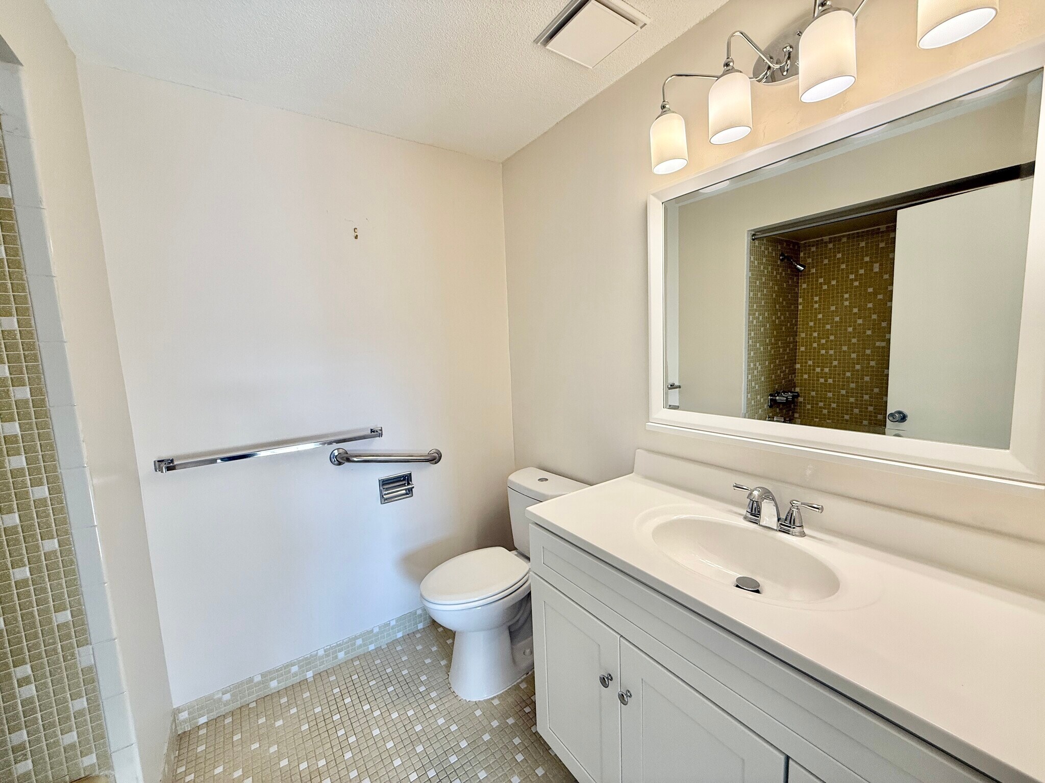 Building Photo - 1006 Paradise Rd