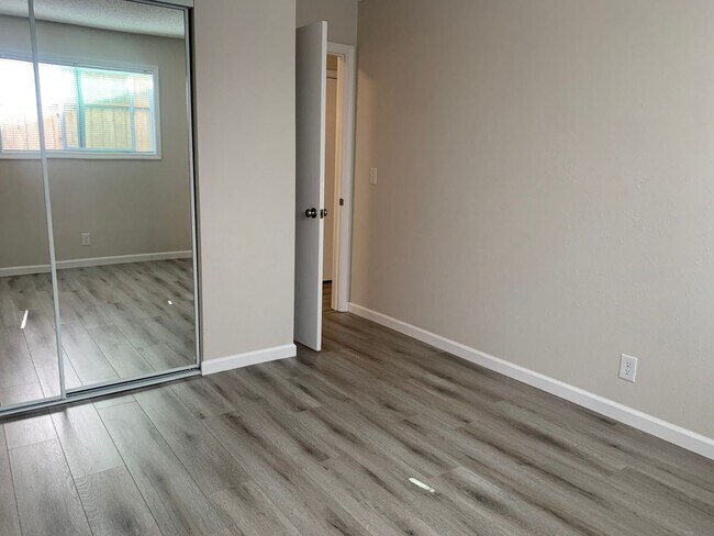 Building Photo - 5417 E Knoll Dr