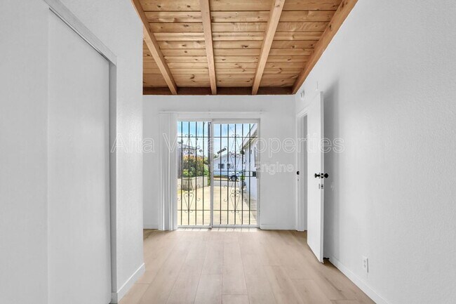 Building Photo - 4722 Mt La Palma Dr