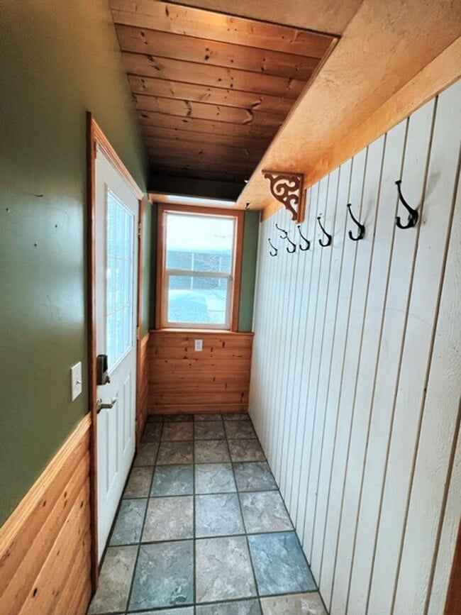 Building Photo - Spacious Midtown Two Bedroom with Utilitie...
