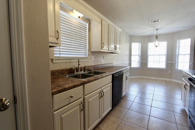 Building Photo - 3151 Forrest Ave