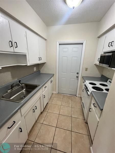 Building Photo - 4540 Bougainvilla Dr