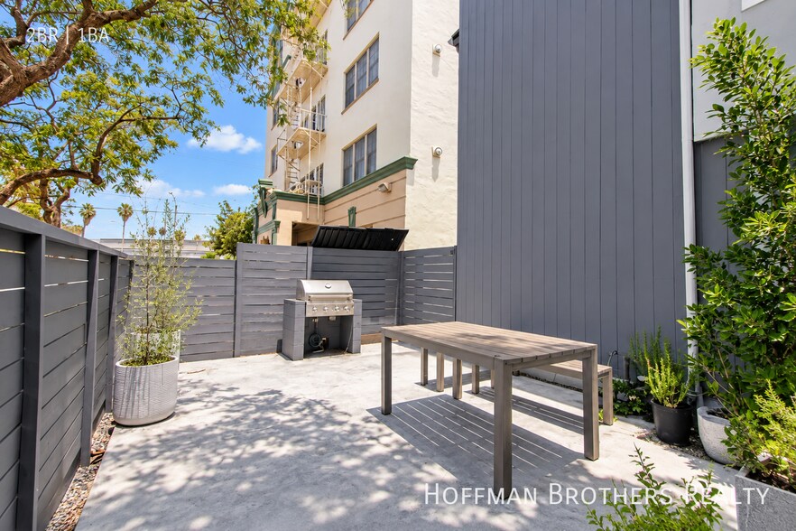 Building Photo - 566 N Kenmore Ave