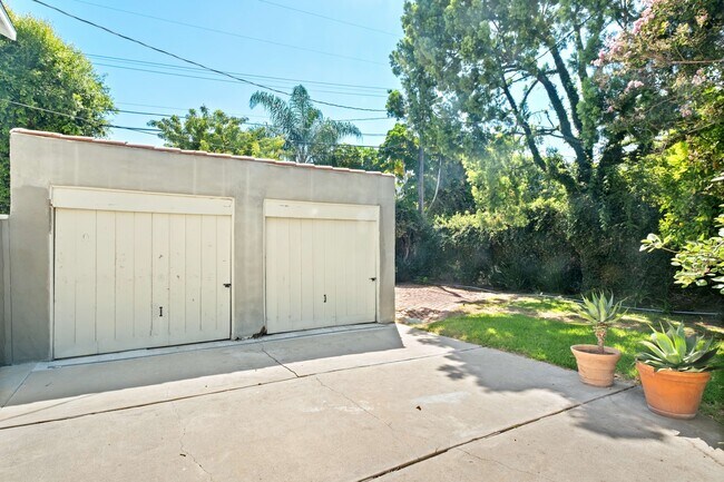 Building Photo - 1516 S Crest Dr