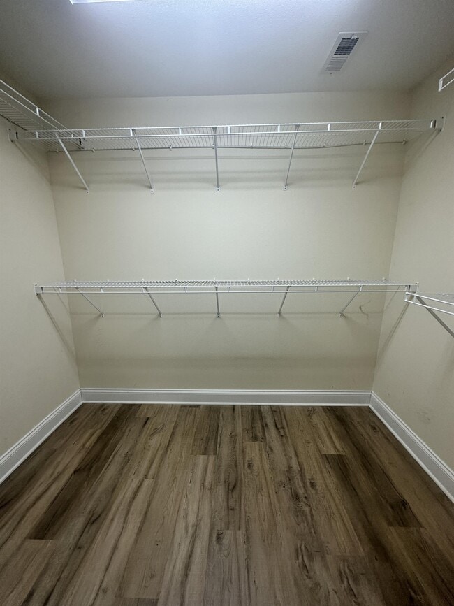 Building Photo - 916 Thunder Creek Dr