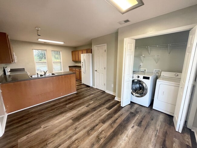Building Photo - Large Home in Great Location close to USC