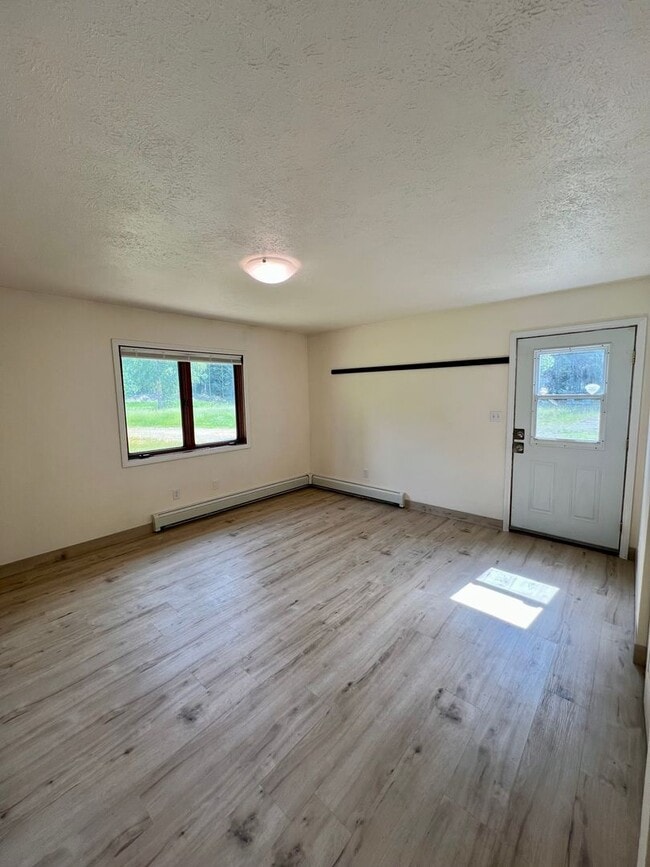 Building Photo - 3 Bedroom Home / 2-Car Garage / No Pets