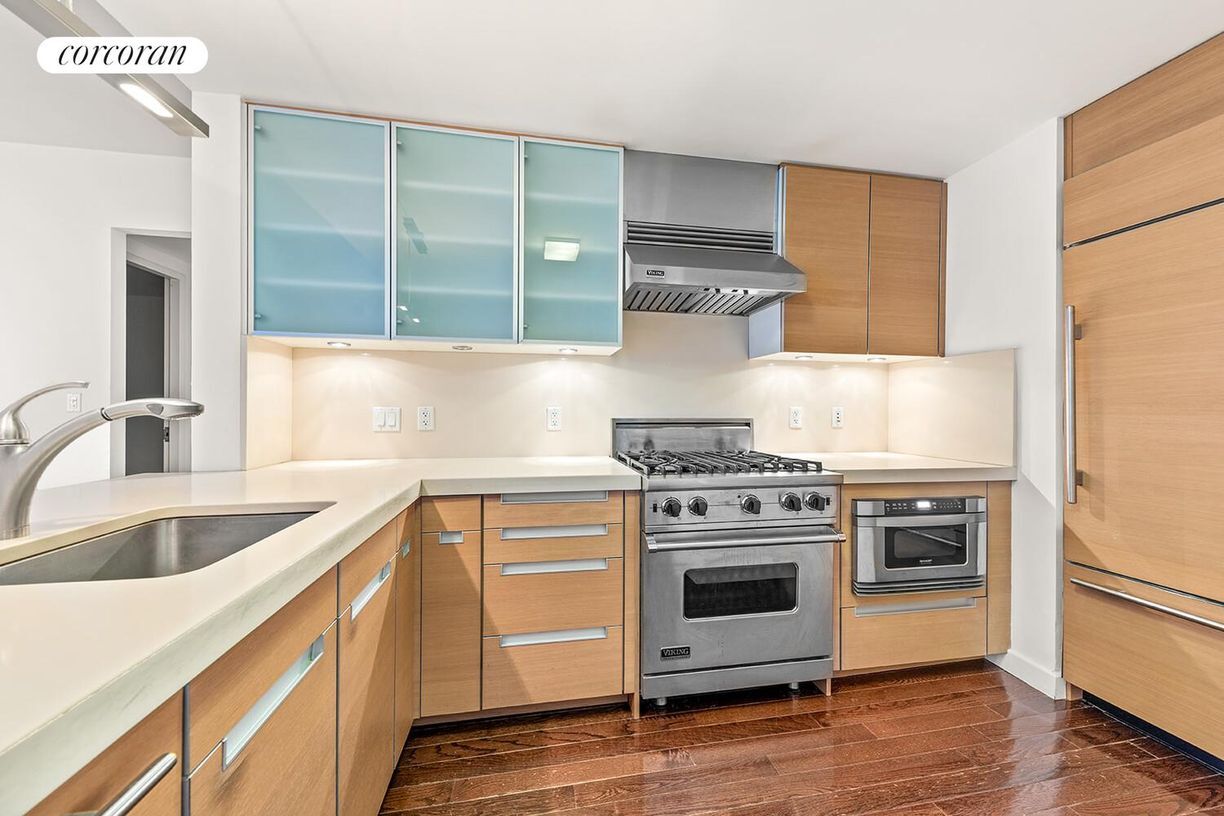 Building Photo - 462 W 58th St