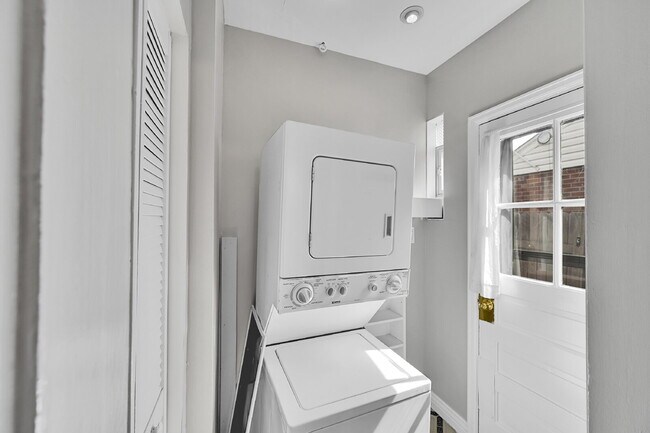 Building Photo - $2,440.95, 3 bed, 1 bath located in Denver with a newly renovated kitchen and In Unit Laundry!