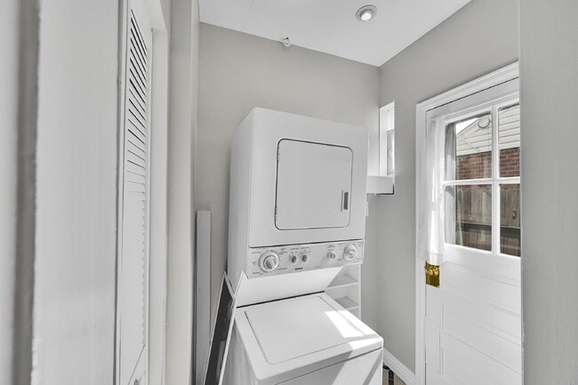 Building Photo - $2,540.95, 3 bed, 1 bath located in Denver with a newly renovated kitchen and In Unit Laundry!