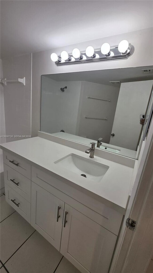 Building Photo - 216 Lake Pointe Dr