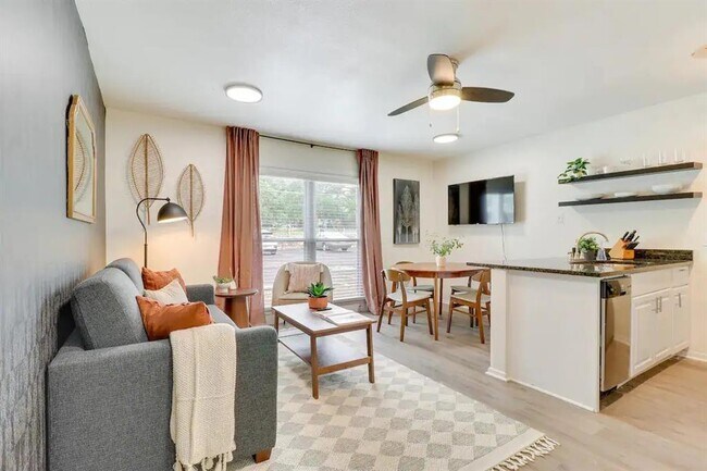 Building Photo - 2401 Manor Rd