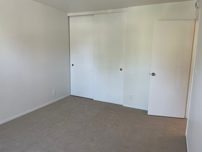 Building Photo - 1033 Fontana Dr