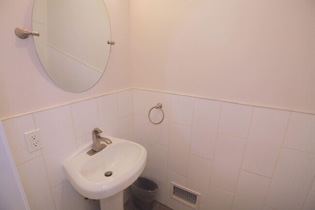 Building Photo - 106 Poplar St