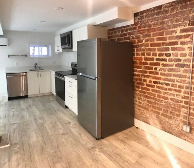 Building Photo - 437 Kenyon St NW