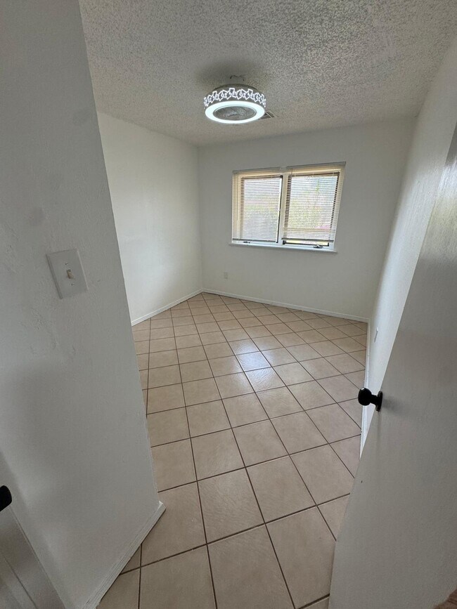 Building Photo - 5607 NW Beechwood Dr