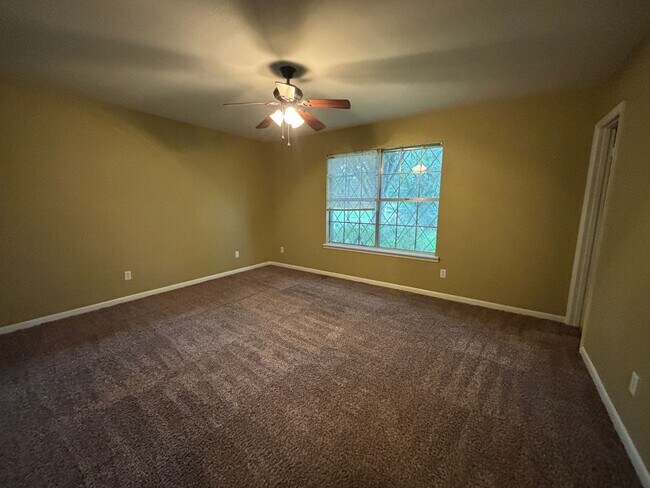 Building Photo - Corner lot in Southern Hills... Lawn included with rent.