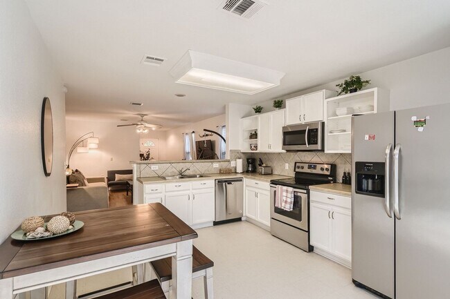 Building Photo - Fully Furnished 3 Bedroom near Greenbelt in Southeast Austin- Easy Access to 35!