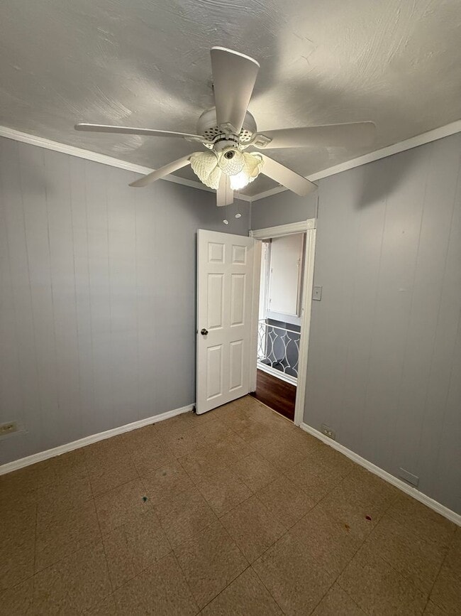 Building Photo - 3 Bedroom Home Steps to LaSalle University