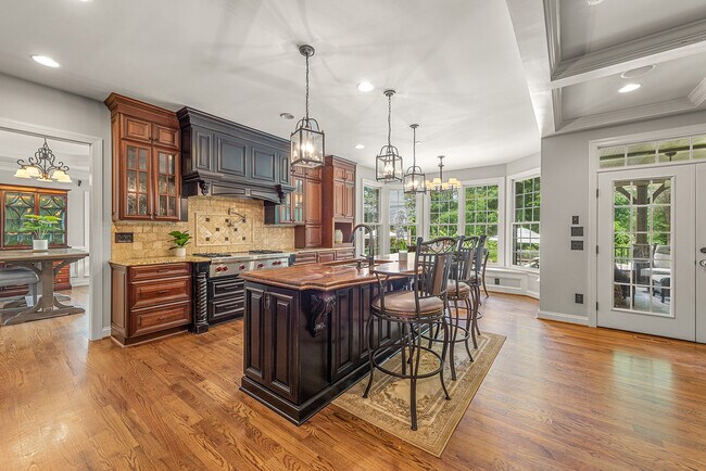Building Photo - 405 Pondview Ct