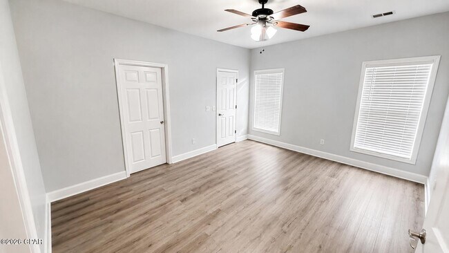 Building Photo - 9010 Polly Ave