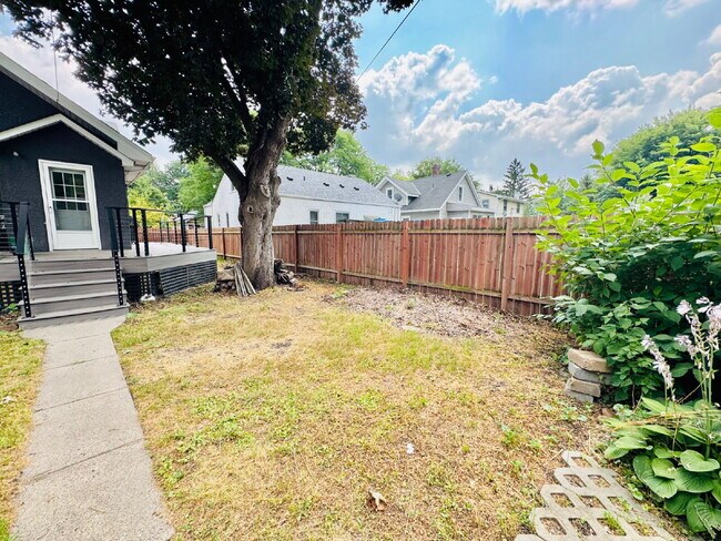 Building Photo - Charming 4-Bed Home with Granite Touches & Hardwood Elegance in Minneapolis!