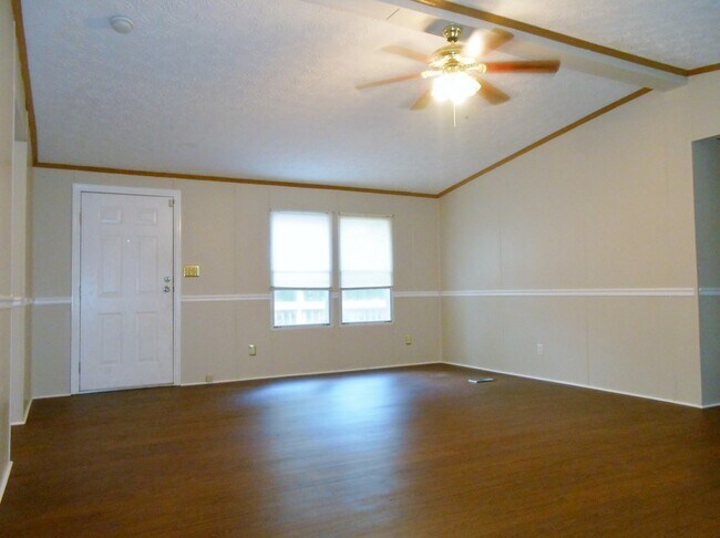 Building Photo - Large 3 Bedroom 3 Bathroom Modular Home in...