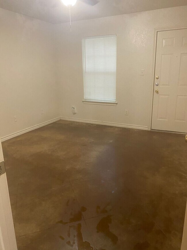Building Photo - Affordable Elegance: 3 Bedroom Duplex in P...