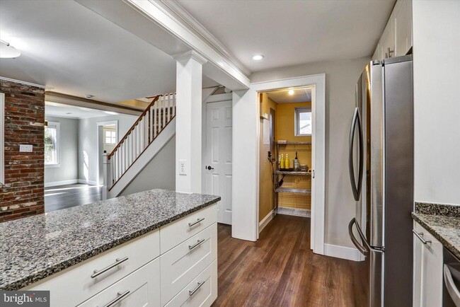 Building Photo - 722 Genessee St