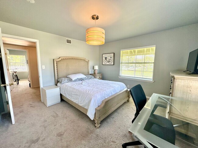 Building Photo - Simple & comfortable 2Beds/1Bath condo-liv...