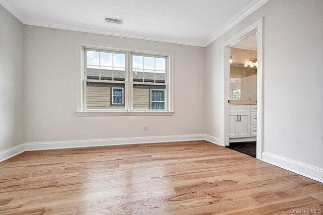 Building Photo - 113 Gainsborg Ave E