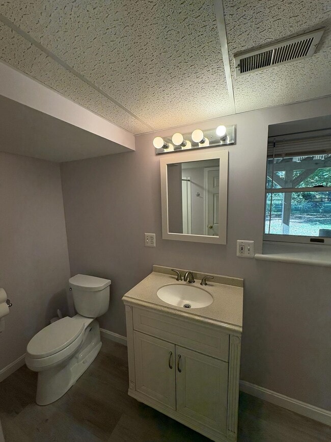 Building Photo - 15 Kingston Dr