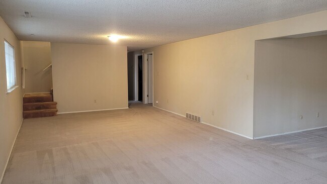 Building Photo - 4 Bed 2.5 Bath with A/C - Available Now!