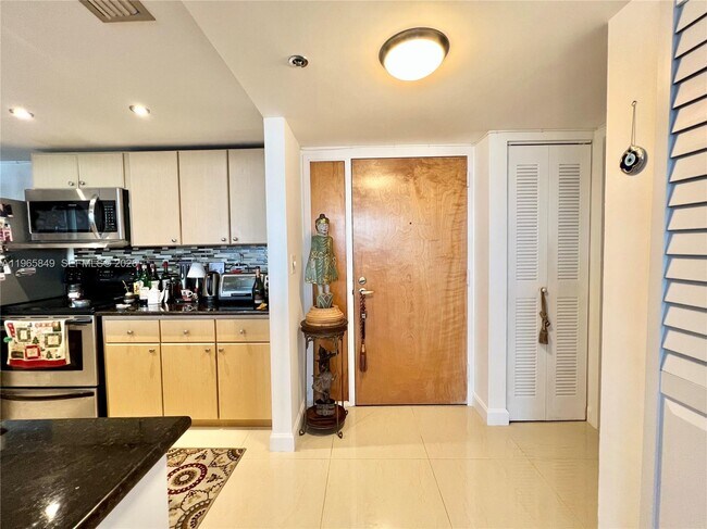 Building Photo - 7601 E Treasure Dr