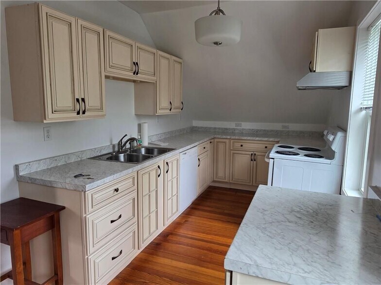 Building Photo - 40 E Barrows St