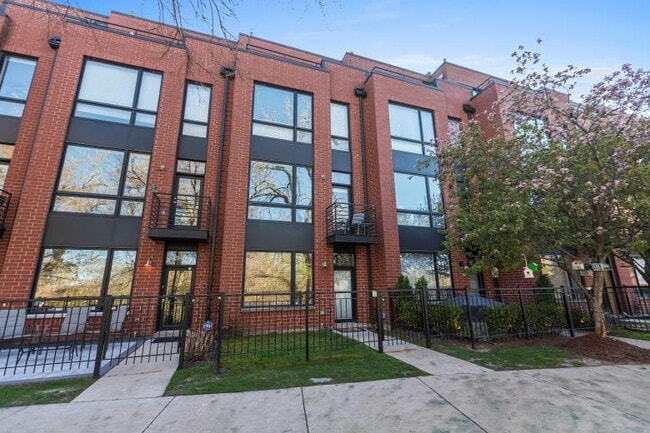 Building Photo - 2854 N Riverwalk Dr