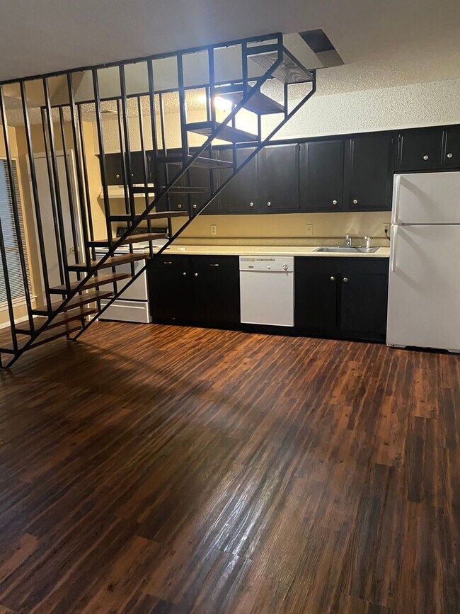 Building Photo - 2414 W Abram Apt V
