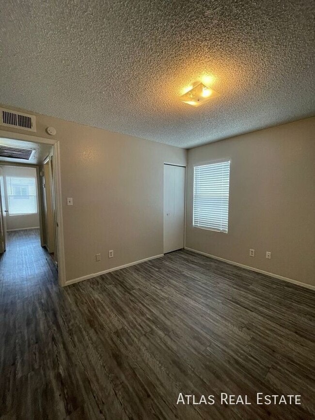 Building Photo - 465 W Ivyglen St