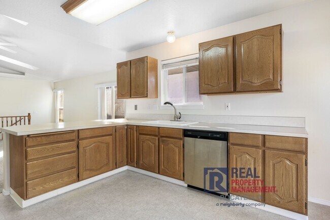 Building Photo - 4 bedroom 3 bathroom - 2 car garage -This is a must see home!