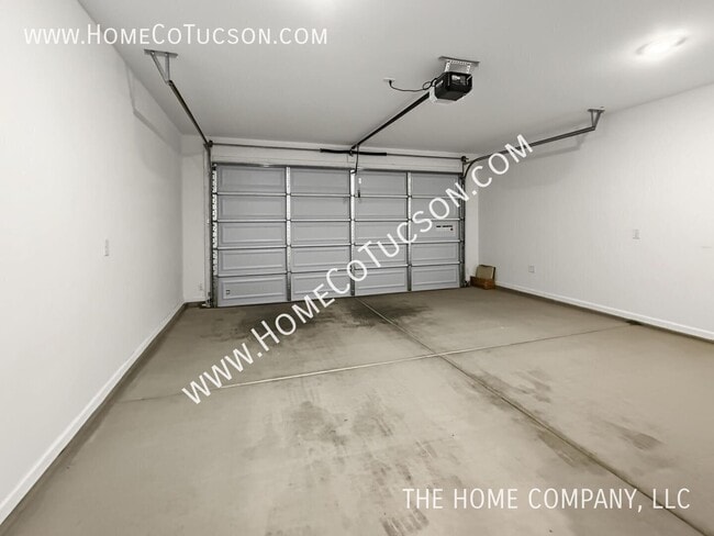 Building Photo - 700 W Calle El Acuario