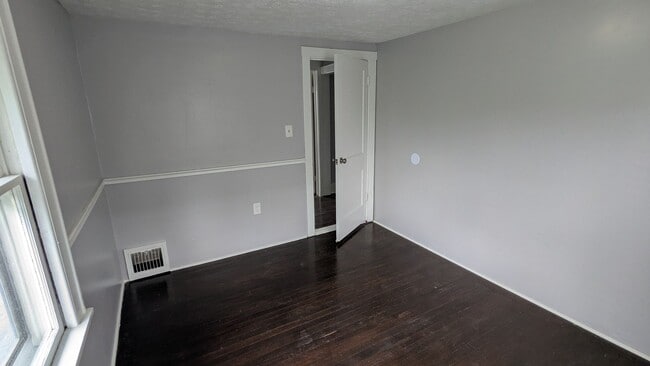 Building Photo - Charming 3-bedroom, 1-bathroom home locate...