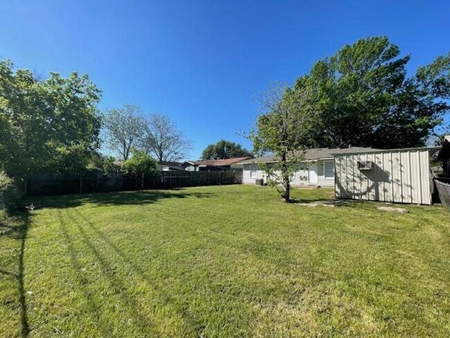 Building Photo - 1105 Fisher St