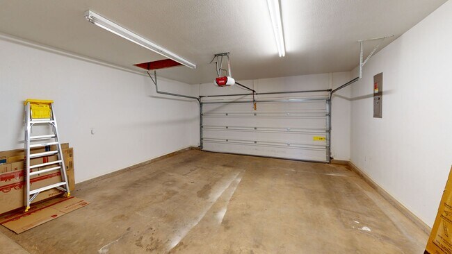 Building Photo - 4-Bed/2.25-Bath with Solar!