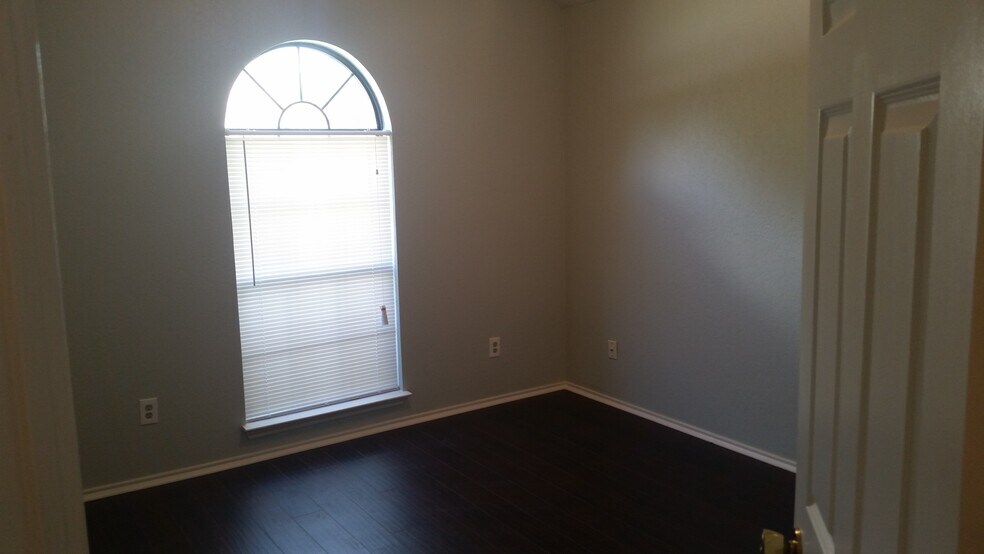 Building Photo - 206 Tomahawk Dr