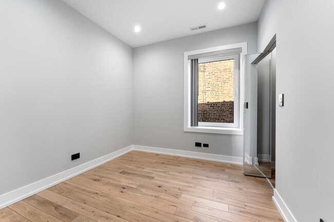 Building Photo - 7726 N Eastlake Terrace