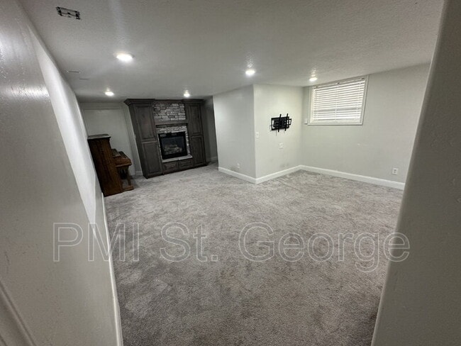 Building Photo - 1065 Canyon St