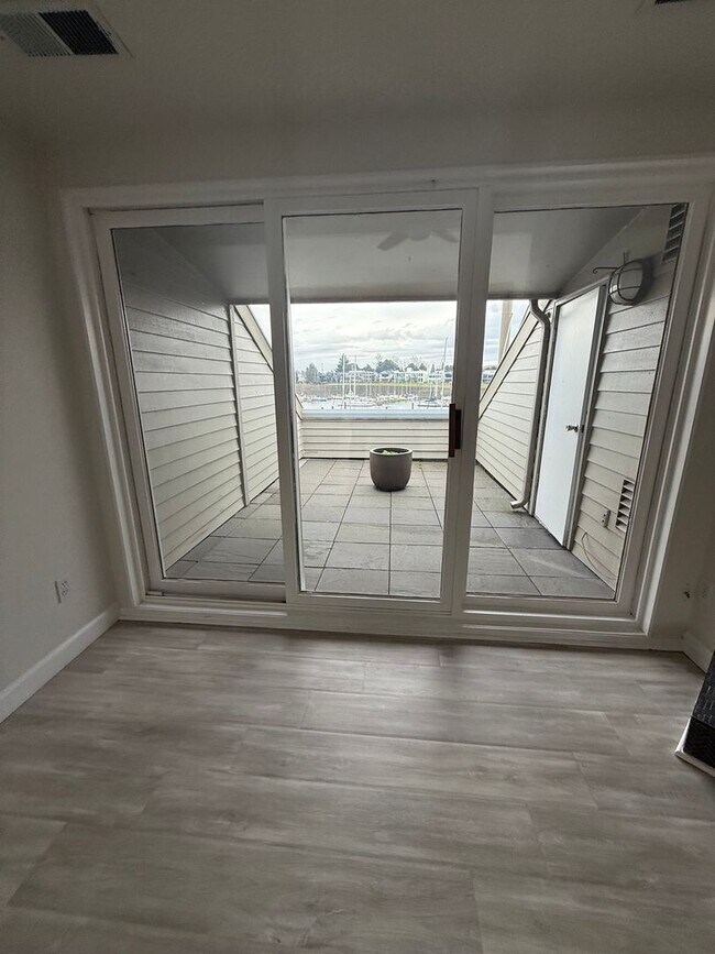 Building Photo - Beautiful Hayden Bay Condo with Mount Hood, River and Marina Views!