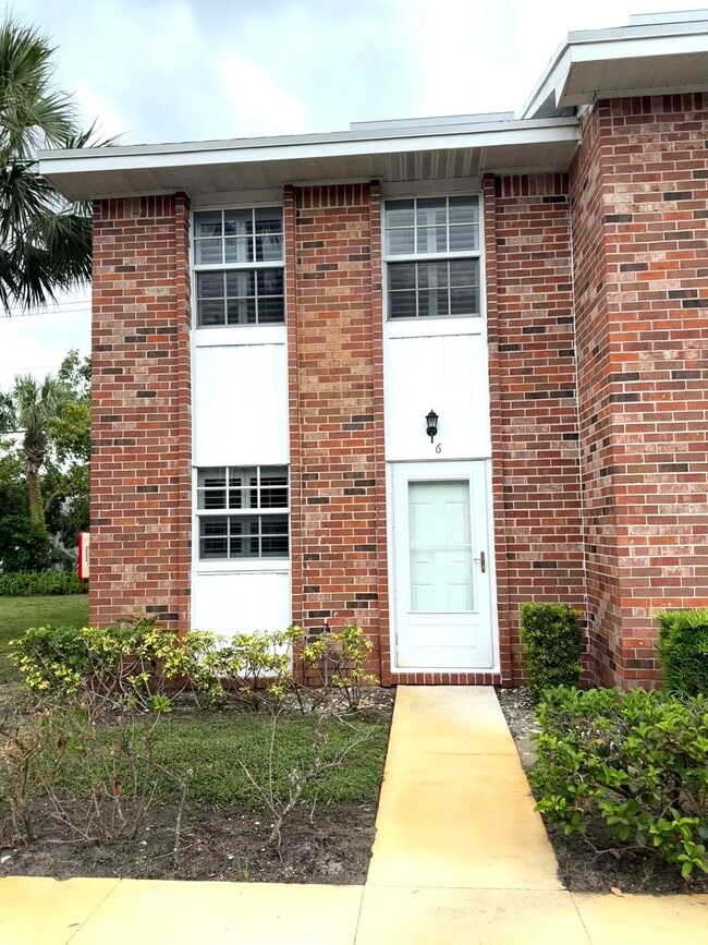 Building Photo - 409 N Cypress Dr